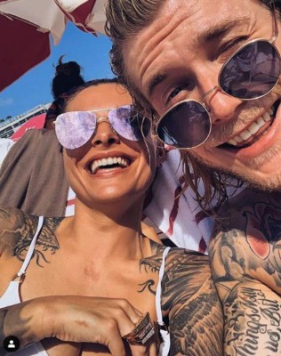Fotos: Karius planta al Liverpool y se marcha a Grecia con su espectacular novia