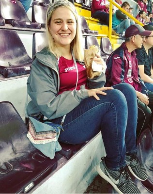 Ambiente del Saprissa-Motagua; Aficionados del Ciclón y esposa de Emilio en el estadio