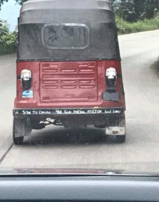 ¡Para morirse de la risa! Los insólitos mensajes que se ven en buses y taxis de Honduras