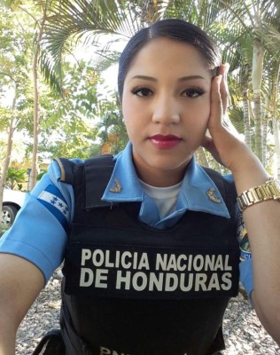 La guapa Policía que combina su trabajo dando seguridad y jugando al fútbol