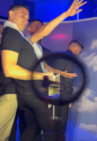 Desatados: así fue la fiesta íntima de los campeones del mundo y Messi llegó vestido con ropa de la selección argentina