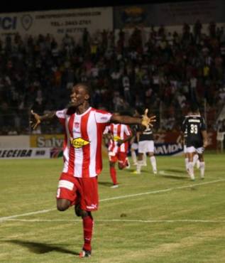 Rubilio Castillo celebra el gol ante victoria Clasico CeibeÃ±o entre vida VRS Victoria Torneo Apertura 2013 fecha 3 en el estadio CeibeÃ±o FOTO: Javier Rosales