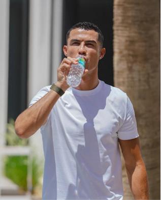 La dura advertencia de los expertos sobre la empresa de agua mineral que vende Cristiano Ronaldo en Portugal