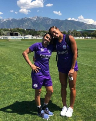 ¿Quién es? La futbolista brasileña Marta anuncia su boda con una compañera de equipo