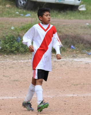 Los niños que son figuras en las polvorientas canchas de Tegucigalpa
