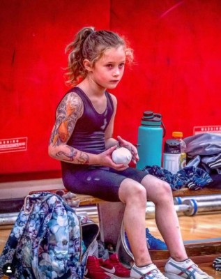 Así es la niña de siete años que se convirtió en la más fuerte del mundo al levantar 80 kg