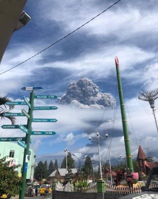 ¡Imágenes impactantes! Fuerte erupción en el volcán indonesio Sinabung deja campos y calles llenas de cenizas