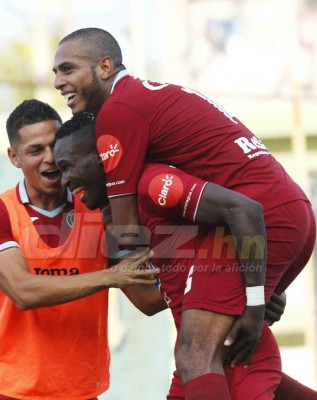 NO VISTE EN TV: El festejo de Platense y Diego Vazquez terminó bañado