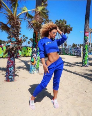 Jena Frumes, ex novia de jugador del Manchester United se divierte en Roatán
