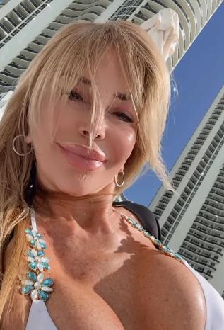 ¿Nueva novia? Así es la modelo de 72 años que fue vinculada con Ronaldinho y revela cómo lo conoció