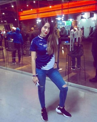 Presentadora mexicana vacaciona en las playas de Roatán, Honduras