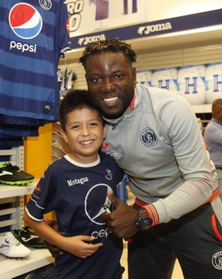 Aficionados abarrotaron llegada de Motagua a San Pedro Sula