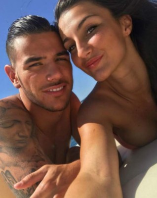 ¡Espectacular! Theo Hernández le celebra el cumpleaños a su preciosa novia periodista