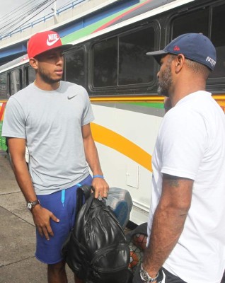 El curioso y singular bus en el que viajó Motagua a Tela