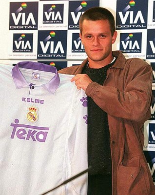 Ficharon por un equipo, pero nunca llegaron a debutar; uno fue echado rápidamente por la afición