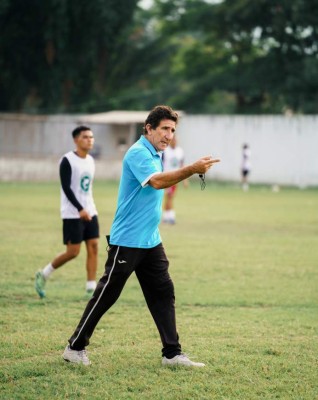Extraña las canchas: así fue captado el entrenador Héctor Vargas en su visita a prestigiosa academia sampedrana