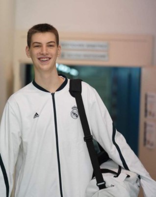 Exmadridista entra en los Libros Guinness por ser el adolescente más alto del mundo: ¡15 años y mide 2,26!