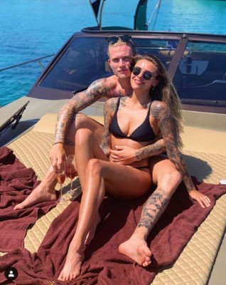 Fotos: Karius planta al Liverpool y se marcha a Grecia con su espectacular novia
