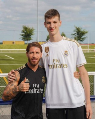 Exmadridista entra en los Libros Guinness por ser el adolescente más alto del mundo: ¡15 años y mide 2,26!