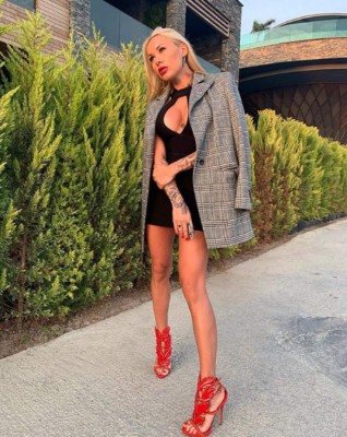 Novia de futbolista canta el himno de Ucrania con 'atuendo inapropiado' y podría ir a la cárcel