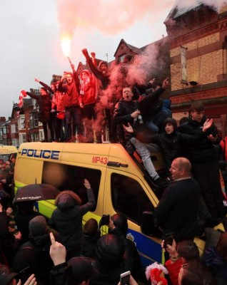 No se vio en TV: La fiesta roja sobre las camionetas de la policía y las caras 'largas' de la Roma