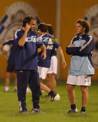 Las fotos que seguramente no habías visto de la visita de Marcelo Bielsa a Honduras en 2003