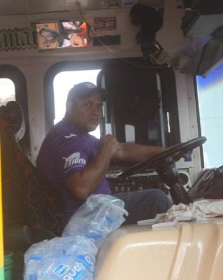 El curioso y singular bus en el que viajó Motagua a Tela