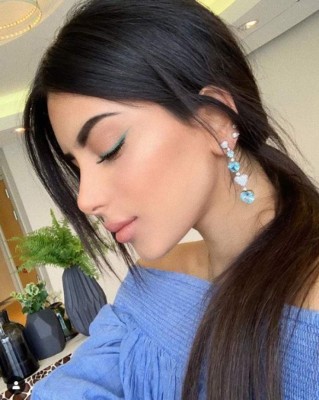 Un copia exacta de Daniella Semaan: La sexy 'hijastra' de Cesc Fábregas