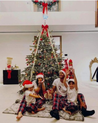 Apasionado beso de Thiago y uno en muletas: Así viven la navidad 2020 los cracks del fútbol