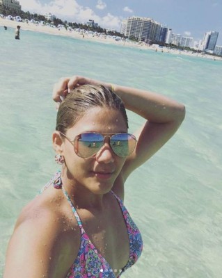 Las ardientes vacaciones de Ivonne, la bella esposa de jugador hondureño
