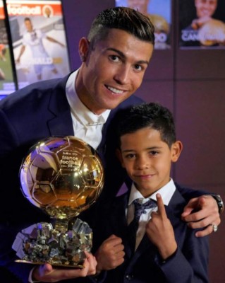 ¡Ejemplar! Cristiano Ronaldo educa a su hijo para que siga sus pasos