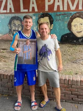 El que sepa de algo, me chifla: es profesional, lo tienen borrado en su equipo y busca nuevo club por Facebook