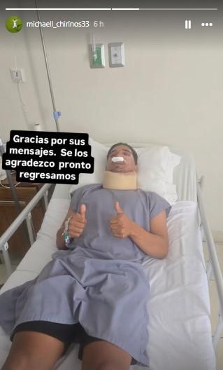 Michaell Chirinos, acostado en una camilla mientras se recupera y afirma que pronto regresamos.
