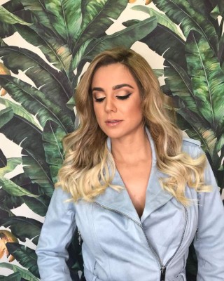 ¡Explotan las redes! Famosa presentadora y sus poses sexys por la Selección de Paraguay