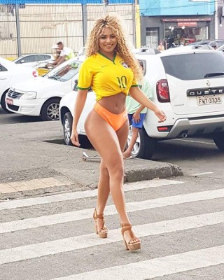 ¡Erika Canella, la Miss Bum Bum, le declara su amor a Donald Trump con candentes fotos!