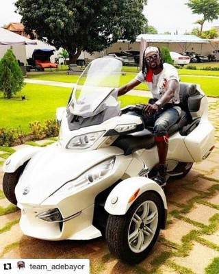 Hasta duerme con ellos: La increíble flota de autos de Emmanuel Adebayor