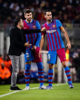 Las imperdibles fotos de Xavi dirigiendo a sus excompañeros del Barcelona en su debut y el efusivo festejo