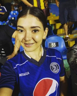 ¡Preciosa modelo le roba el corazón a mundialista hondureño en Sudáfrica 2010!