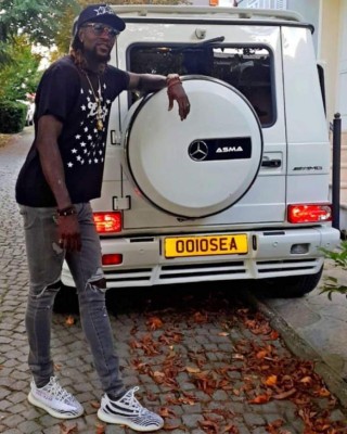 Hasta duerme con ellos: La increíble flota de autos de Emmanuel Adebayor