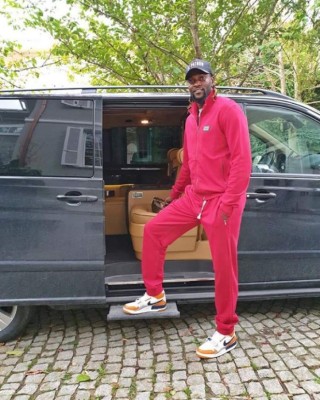 Hasta duerme con ellos: La increíble flota de autos de Emmanuel Adebayor