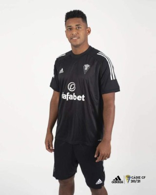 Antony Lozano modela la hermosa y nueva indumentaria de Cádiz para la temporada 2020-2021 en LaLiga