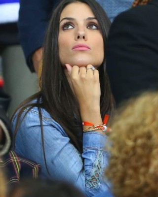 Bacary Sagna, uno de los más feos, captado en la playa con su bella esposa