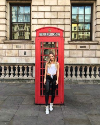 Jugador del Ajax la lía explicando cómo conquistó a su infartante novia alemana