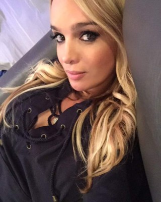 Virginie Caprice y su manera más sexy de dar los pronósticos en la Eurocopa 2016