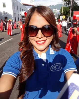 Las presentadoras de TV deslumbran con su belleza en los desfiles patrios