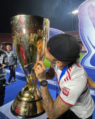 Dani Alves aumenta su leyenda con otro título: Los futbolistas más laureados de la historia