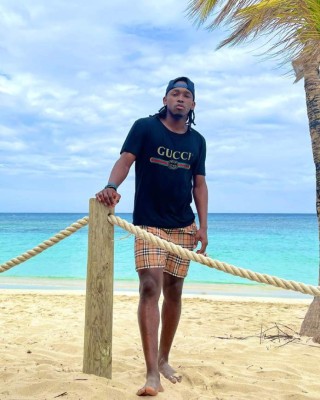 ¡Nadando con delfines! Así disfruta Alberth Elis en Roatán antes de sumarse a la Selección de Honduras