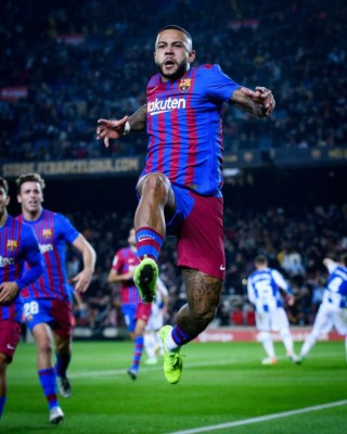 Las imperdibles fotos de Xavi dirigiendo a sus excompañeros del Barcelona en su debut y el efusivo festejo