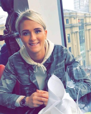 April Hunter, la boxeadora que desafió la ley islámica besándose con su novia en las Maldivas