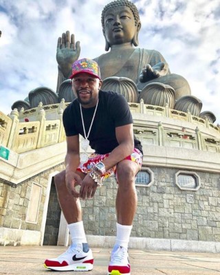 Floyd Mayweather presume de su lujosas vacaciones en Tokio, Hong Kong y Dubái